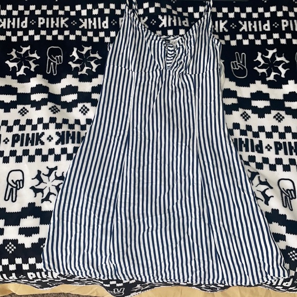 H&M dress 🥰 - Picture 1 of 3